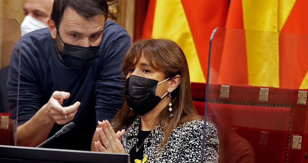 Pau Juvillà (i), junto a Laura Borràs en el Parlament / EFE