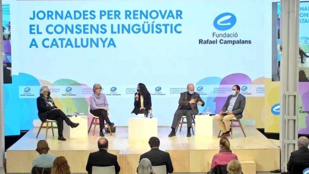 Mesa compuesta por el exconseller de Educación y Universidad Joan Manuel del Pozo, la exconsellera de Educación Irene Rigau, el presidente de Federalistes d'Esquerres, Joan Botella, y el presidente de Societat Civil Catalana, Fernando Sánchez Costa / PSC