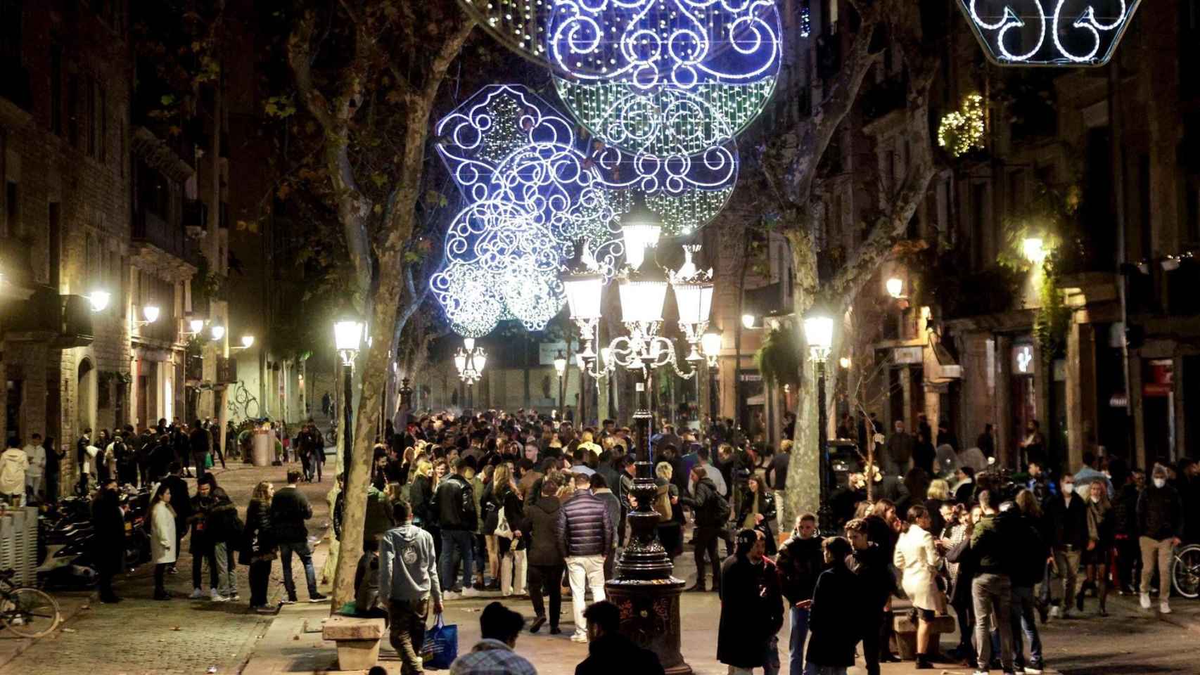 Paseo de la Barceloneta, en Barcelona, poco después de la una de la madrugada, en pleno toque de queda / EFE - QUIQUE GARCÍA