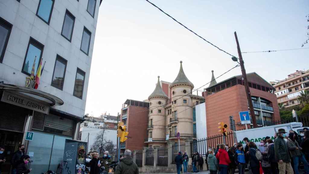 A la izquierda, el Hotel Aristol, donde el Ayuntamiento de Barcelona pondrá un albergue de sintecho toxicómanos; a la derecha, la escuela pública Mas Casanovas / CEDIDA