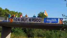 Manifestantes de la ANC en un puente durante la 'operación retorno' / @AdriaAlsina (TWITTER)