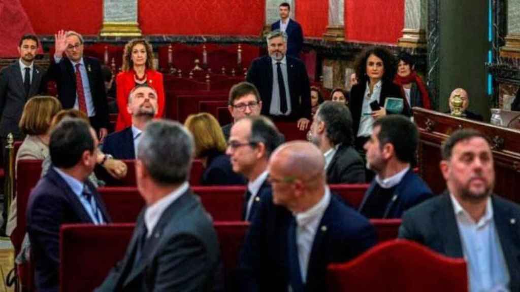 El 'president' Quim Torra saluda a los encausados por el 'procés', con el líder de ERC, Oriol Junqueras, en primer plano, en el Tribunal Supremo / EFE