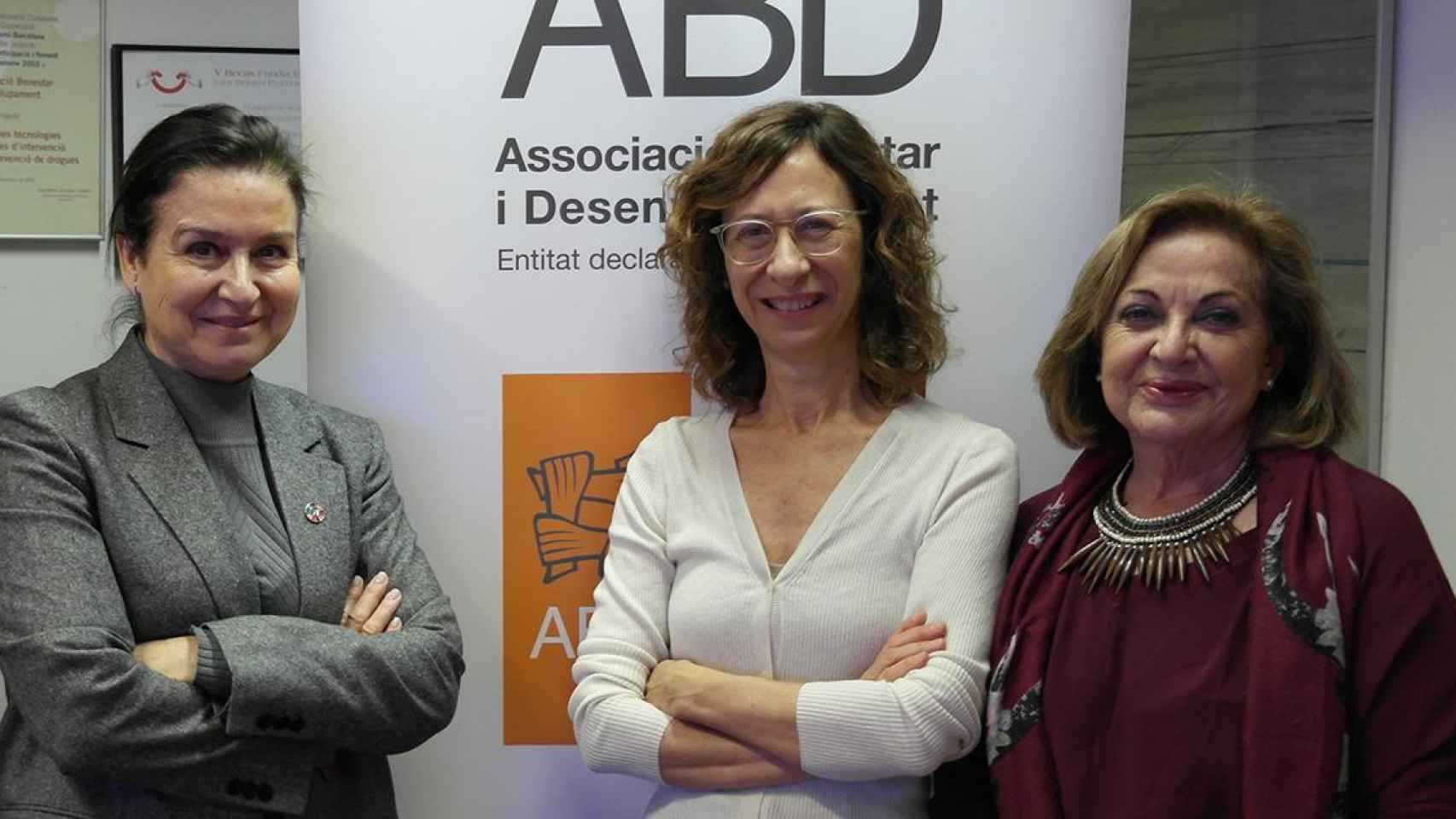 La directora general de la Autonomía Personal y la Discapacidad de la Generalitat, Aina Plaza (C), en una visita a la Asociación Bienestar y Desarrollo / ABD