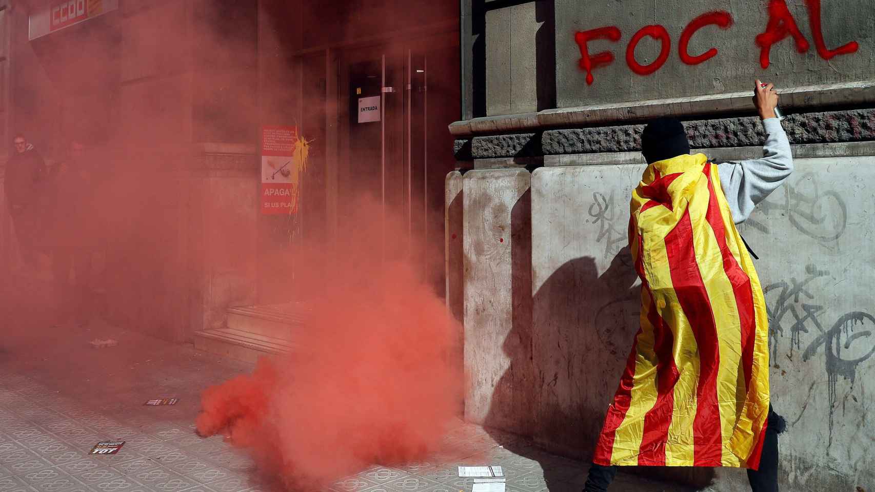 Un independentista sabotea la sede del sindicato CCOO durante el denominado 'paro de país' / EFE