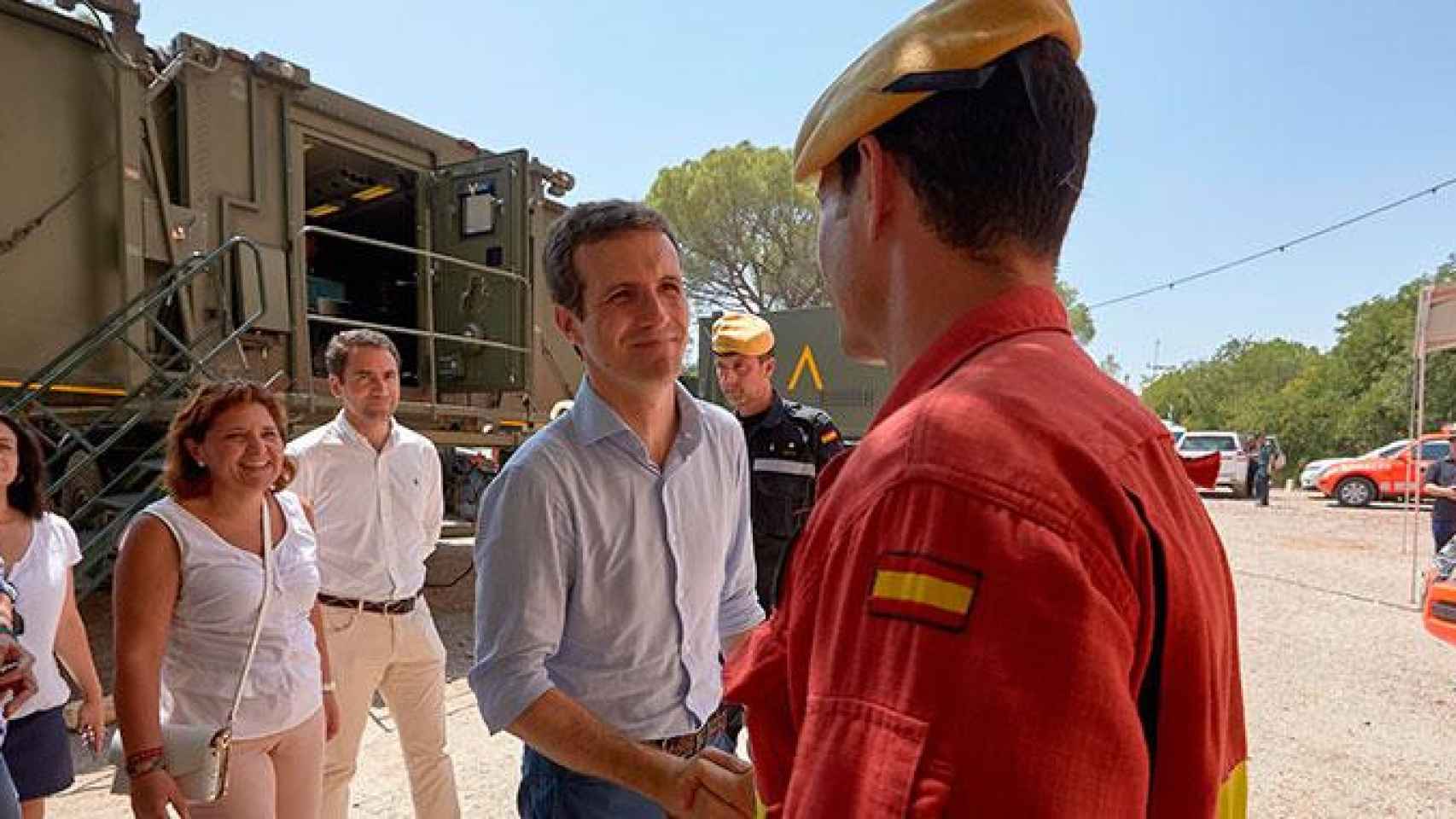 El presidente del PP, Pablo Casado, en el seguimiento del incendio de Llutxent / EFE