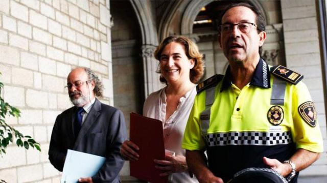 La alcaldesa de Barcelona, Ada Colau (c), el comisionado de Seguridad, Amadeu Recasens (i) y Evelio Vázquez, jefe de la Guardia Urbana / CG