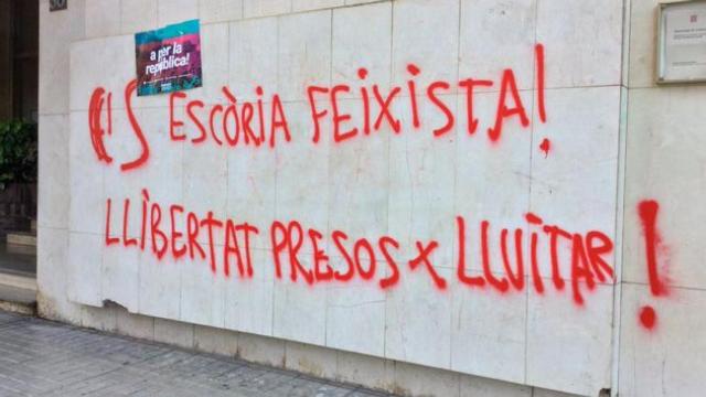 Las pintadas con las que ha amanecido la sede de Ciudadanos en Lleida / CG