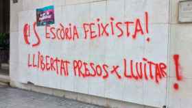 Las pintadas con las que ha amanecido la sede de Ciudadanos en Lleida / CG