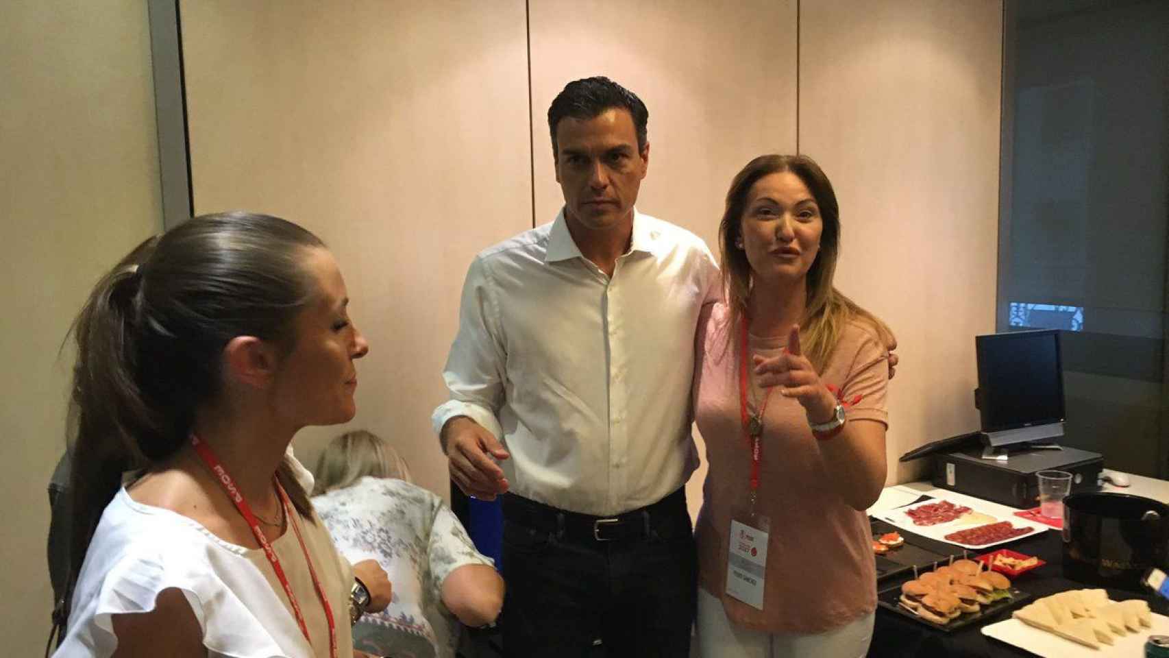 Pedro Sanchez asistiendo el recuento esta tarde con unas militantes / TWITTER