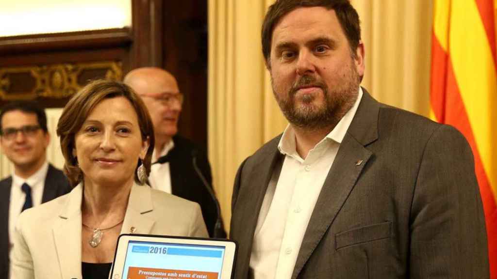 El vicepresidente económico del Govern (d), Oriol Junqueras, con Carme Forcadell, presidenta del Parlament, en la presentación de los presupuestos de 2016.