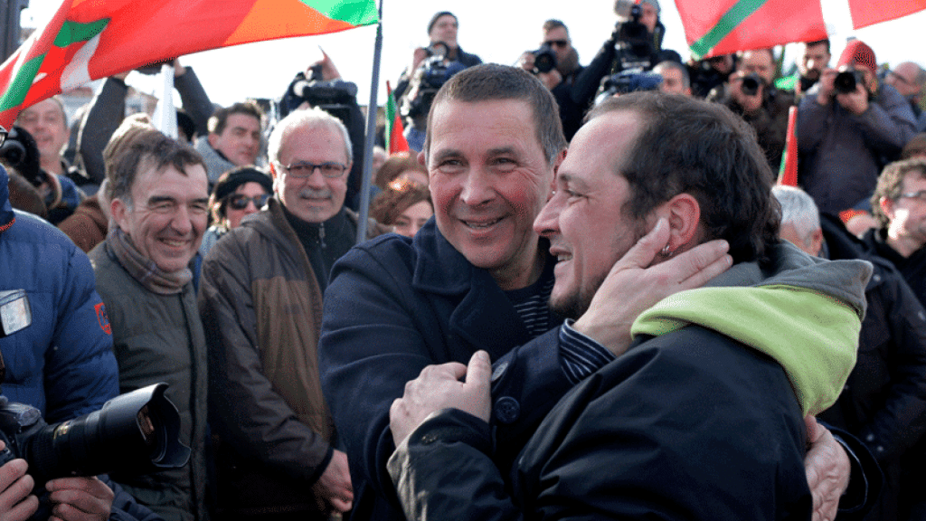 Arnaldo Otegui (i), junto al exdiputado de la CUP David Fernández a la salida de la cárcel de Logroño.