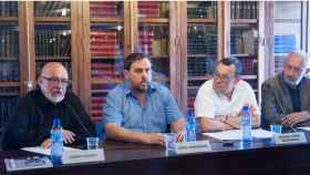 Josep Huguet (I), presidente de la Fundació Josep Irla, junto a Oriol Junqueras, presidente de ERC, en un acto organizado por la fundación.