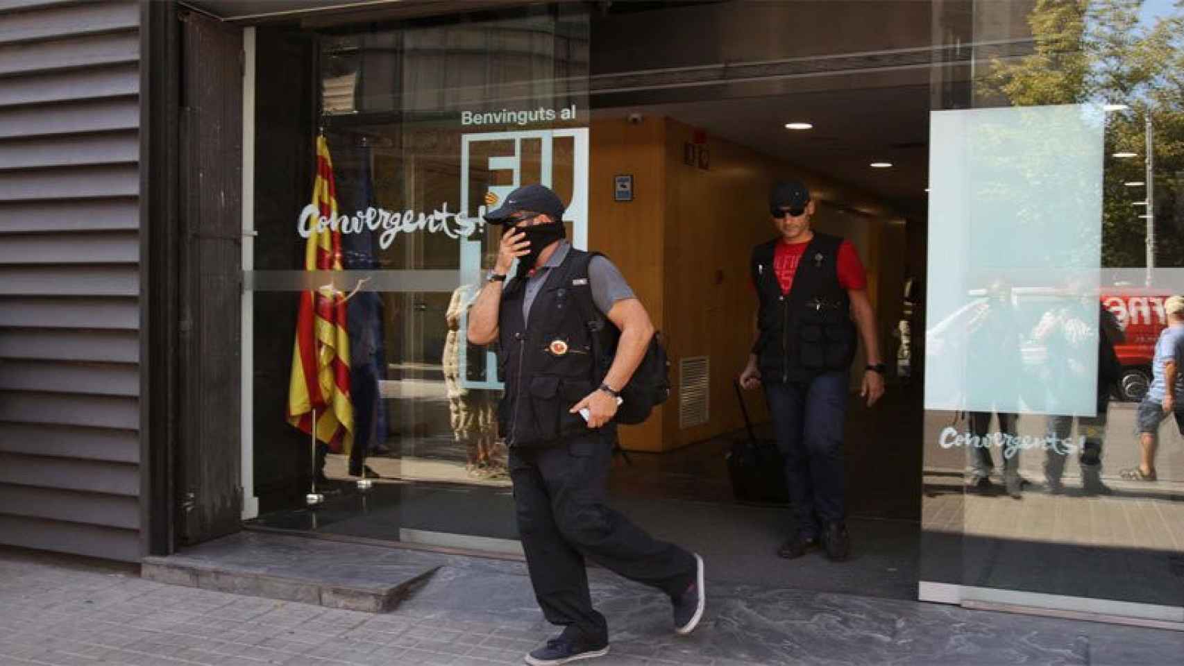 Un registro de la Guardia Civil en la sede de CDC en la calle Córcega de Barcelona.