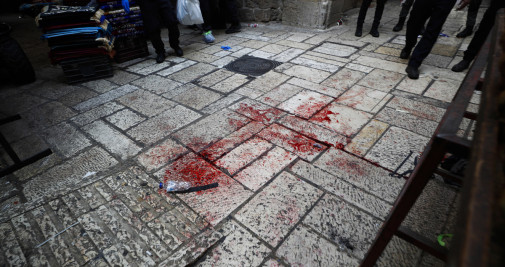 Sangre en una calle de Jerusalén / EFE - ATEF SAFADI