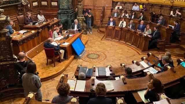 Pleno del Ayuntamiento de Barcelona en el que se ha votado una proposición para reformar la Ley de Extranjería y la regularización de los migrantes sin papeles / EUROPA PRESS