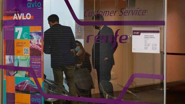 Refugiados de la guerra en Ucrania esperan en el centro de servicios de Renfe /  LUIS MIGUEL AÑÓN (CG)