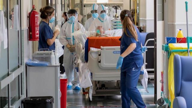Varios sanitarios en la uci de un hospital durante la pandemia de Covid / EFE