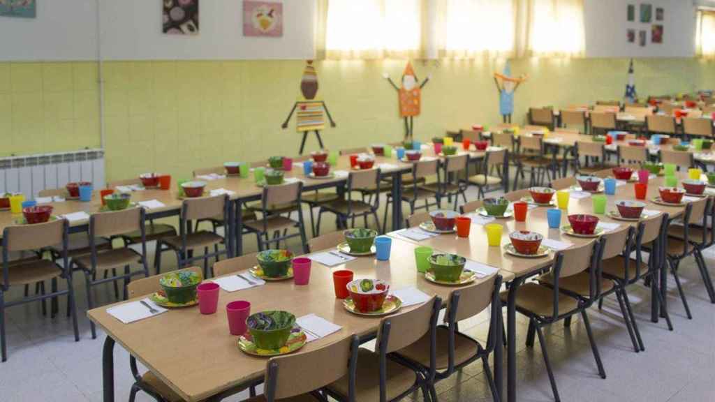 Un comedor escolar con las mesas preparadas / EP