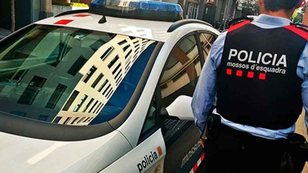 Un coche y un agente de los Mossos d'Esquadra / EP