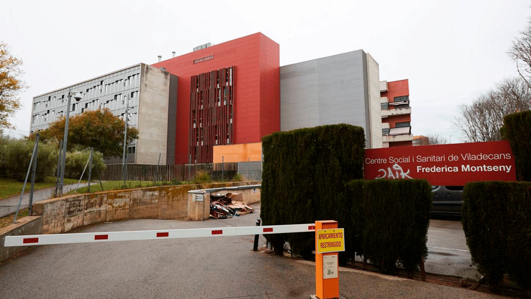 Imagen de archivo del centro sociosanitario Federica Montseny de Viladencans donde han fallecido 30 ancianos / EFE