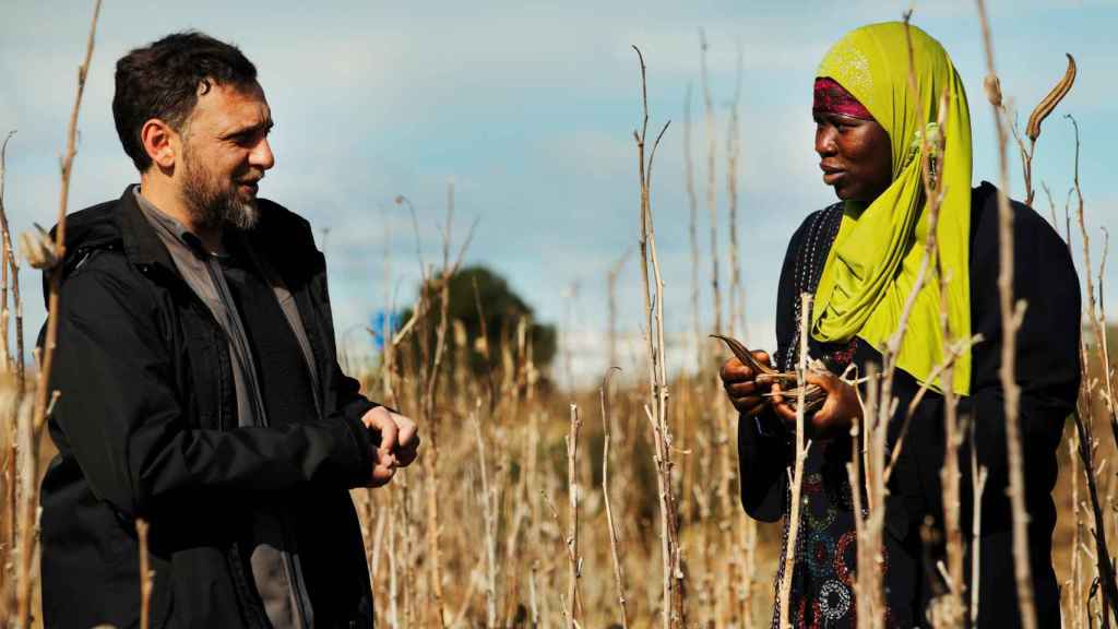 Dos personas hablan en un campo / FUNDACIÓN LA CAIXA