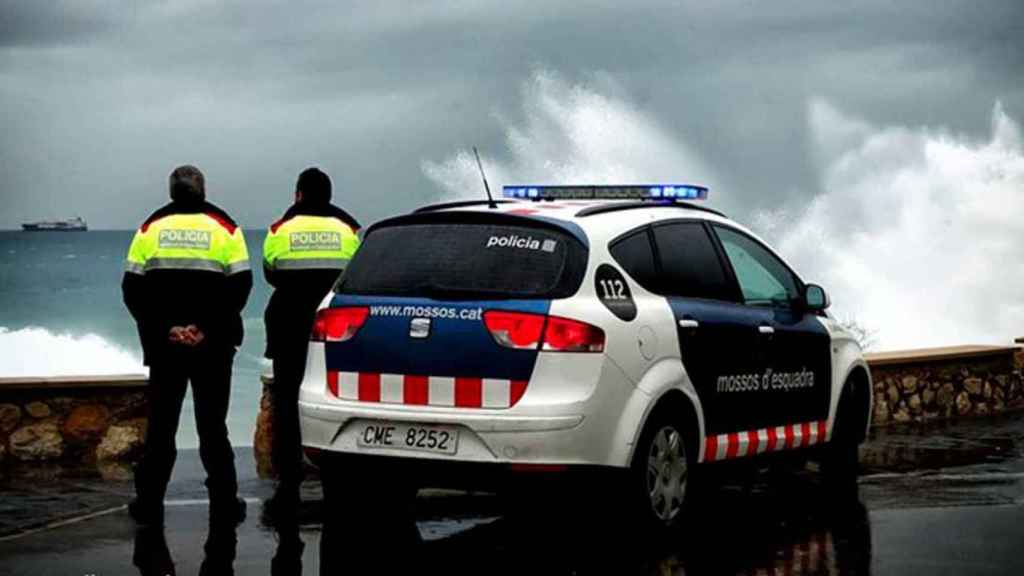 Mossos d'Esquadra, vigilando una zona del temporal. Desembocadura del Besòs / @mossos