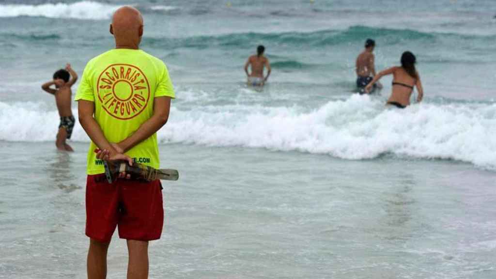 Foto archivo socorrista en la playa