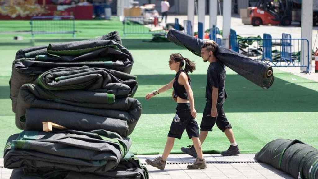 Dos de los riggers contratados por Fira Barcelona montan los escenarios del Sónar / EFE