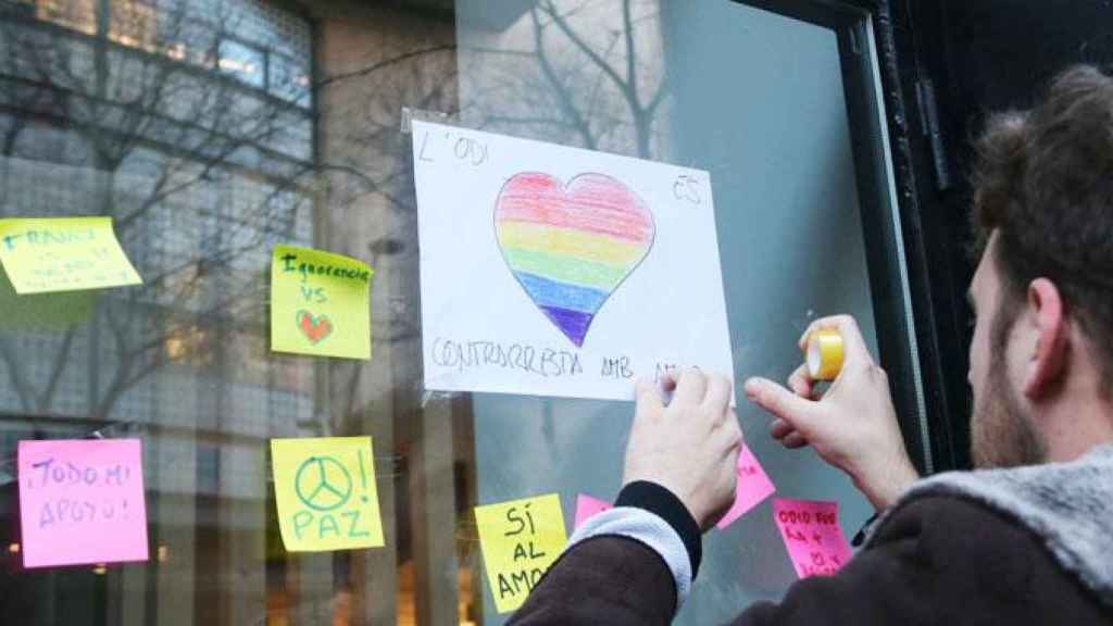 Imagen de una pegada de carteles en el Centro LGTBI de Barcelona / CG