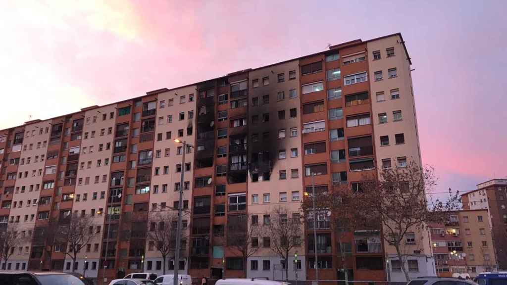 Imagen del edificio incendiado en el barrio de San Roc donde residían okupas (Badalona) / CG