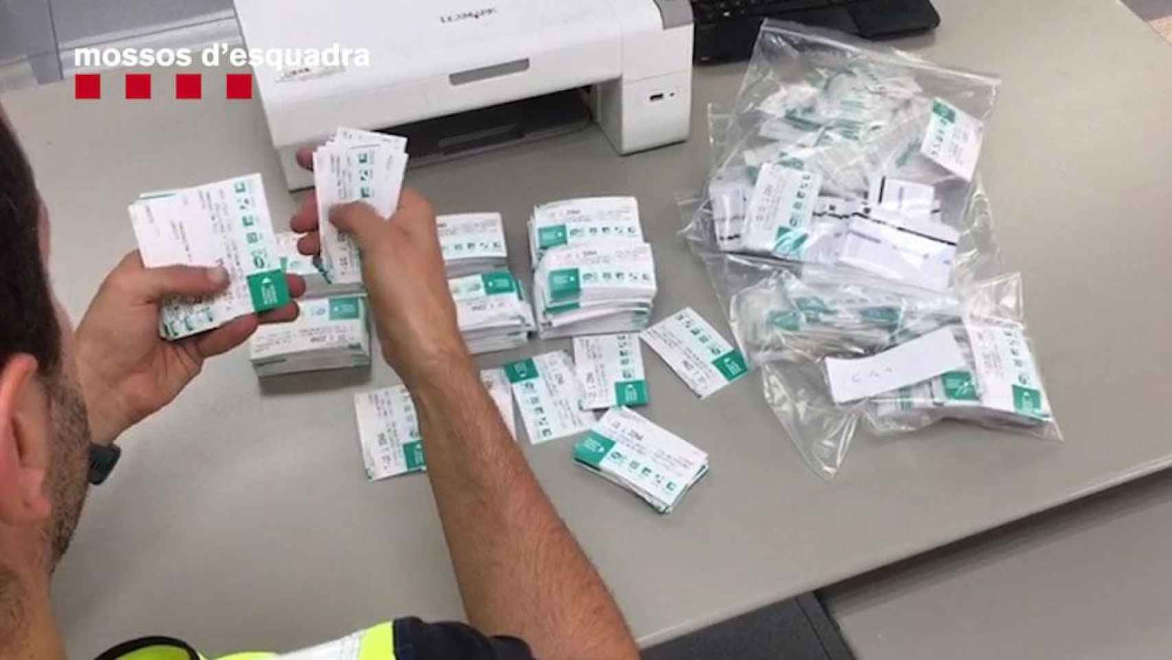 Imagen del registro y sustracción de los títulos falsificados en Barcelona / MOSSOS D'ESQUADRA