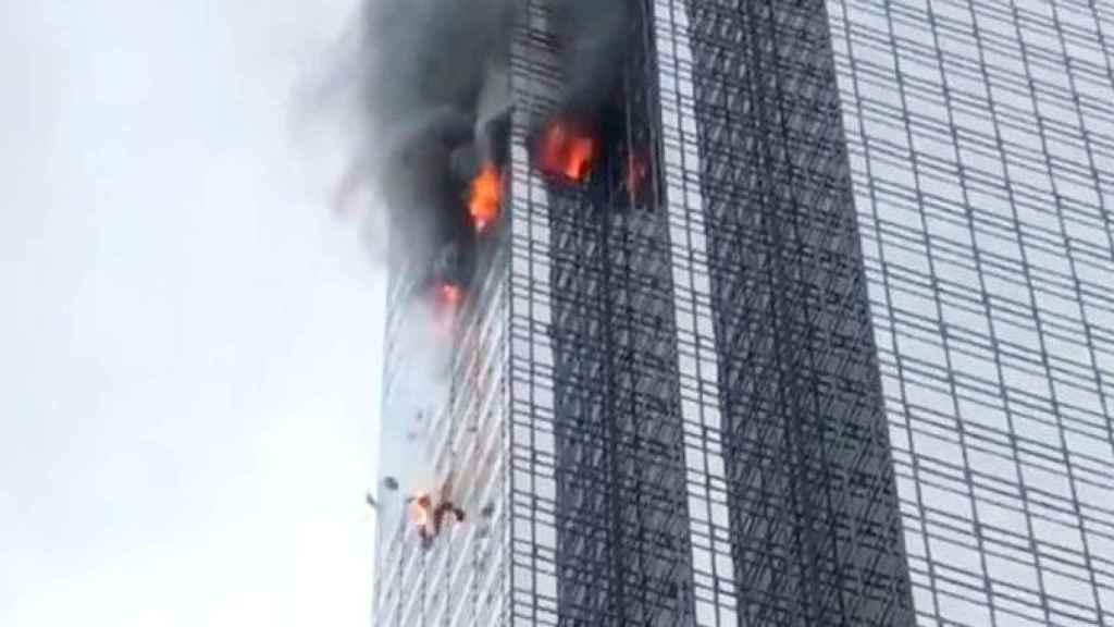 Imagen del incendio en la Trump Tower de Nueva York, propiedad del grupo de Donald Trump, presidente de EEUU / CG