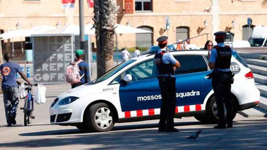 Imagen de archivo de agentes de los Mossos d'Esquadra, que investigan un nuevo caso de violencia de género en Rubí / EFE