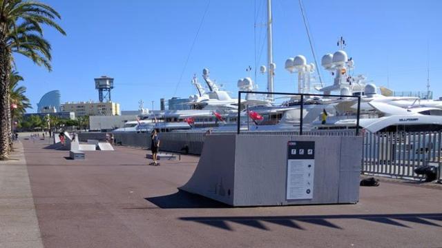 Unos niños patinan en la pista de 'skate' del Puerto de Barcelona, antes zona de 'manteros'.