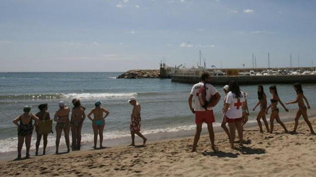 Bañistas y socorristas en las playas de El Vendrell (Tarragona)