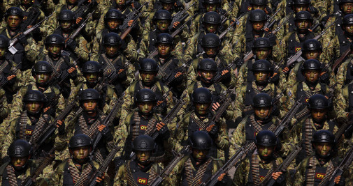 Integrantes del Comando de Fuerzas Especiales de las Fuerzas Amadas de El Salvador (FAES) desfilan hoy, con motivo de la conmemoración del Día de la Independencia en San Salvador / EFE