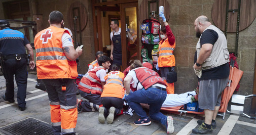 Sanitarios atienden a un corredor herido en el quinto encierro de las Fiestas de San Fermín 2022 / EP