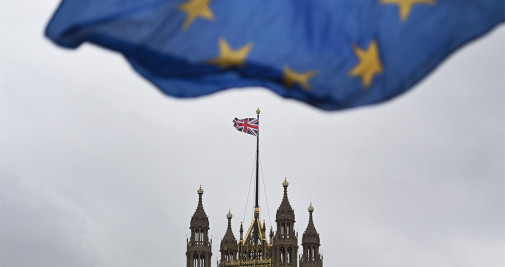 Bandera de la Unión Europea ondeando a las afueras del Parlamento británico - EFE/EPA/ANDY RAIN