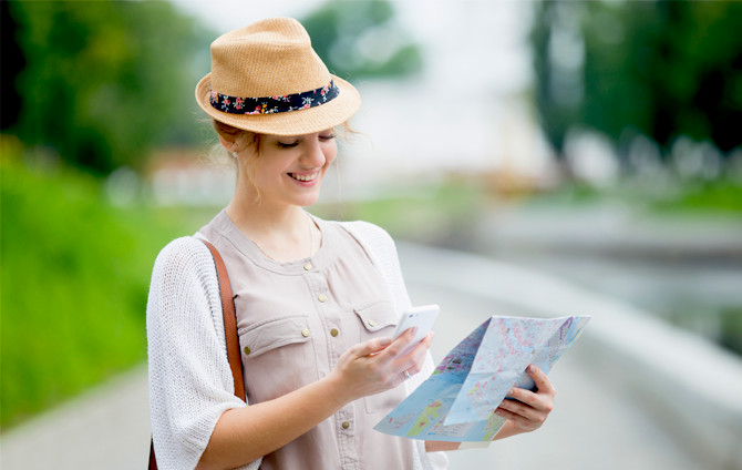 Una joven hace turismo con la ayuda de un mapa