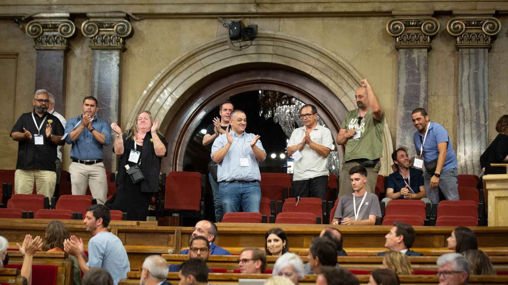 EuropaPress 4585448 pleno parlament aprueba decreto ley vtc representantes taxistas aplauden (3)