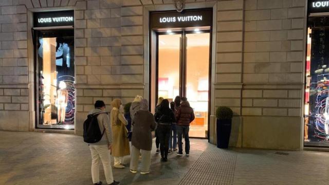 Turistas a las puertas de un negocio de Paseo de Gracia, en Barcelona / CG