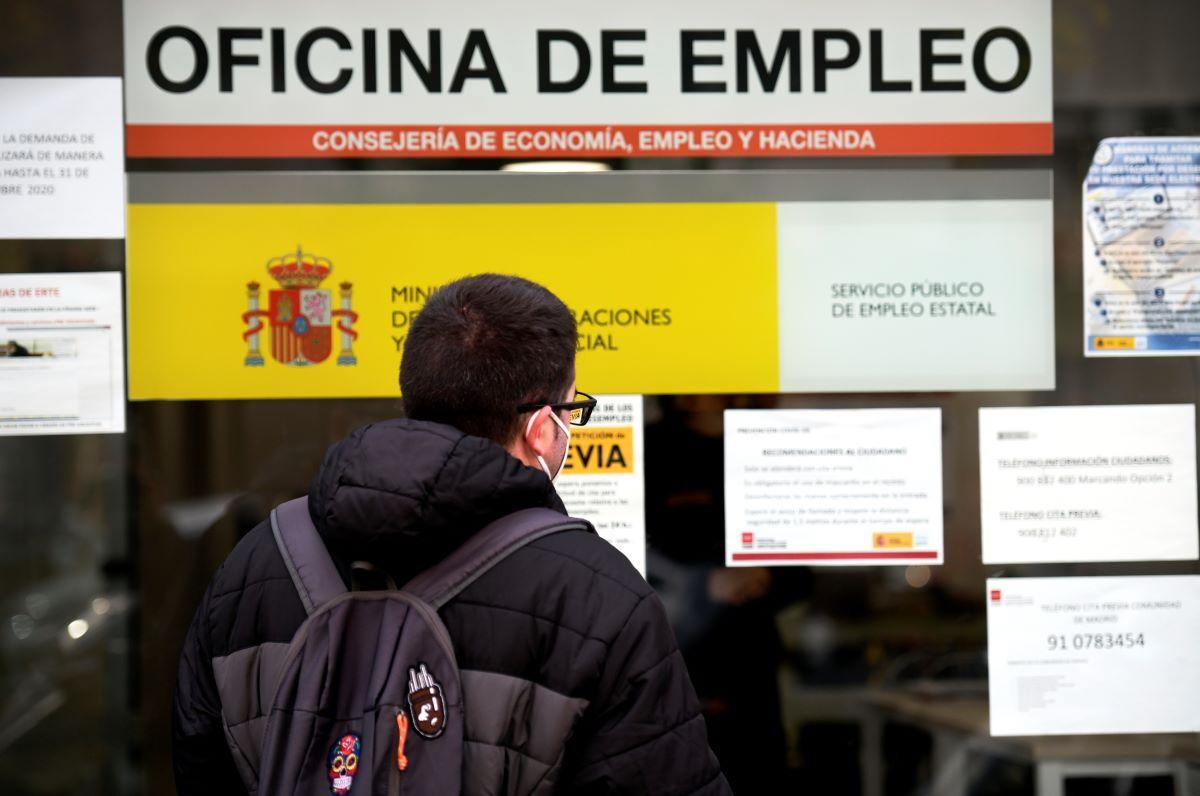 Un hombre frente a una oficina de empleo del Sepe / EP