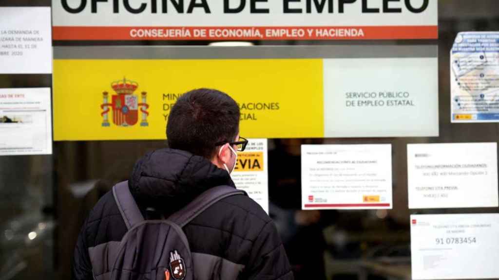 Un hombre frente a una oficina de empleo del Sepe / EP