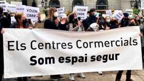 Concentración en plaza Sant Jaume para reclamar la reapertura de los centros comerciales / EUROPA PRESS