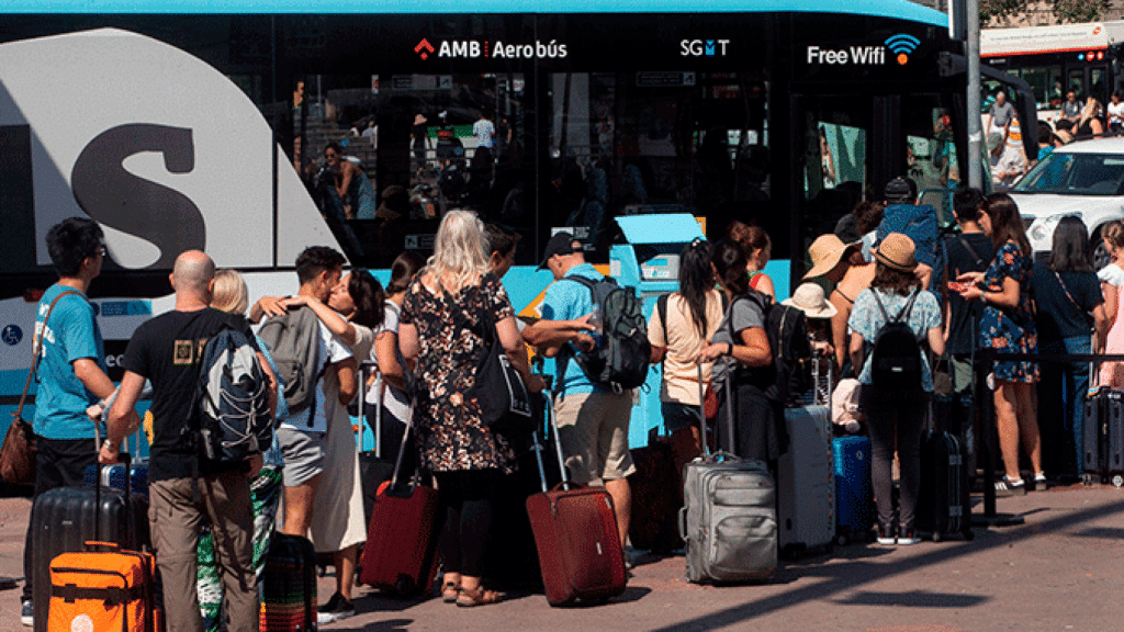 Turistas hacen cola para tomar el Aerobús ante la huelga de taxis / EFE