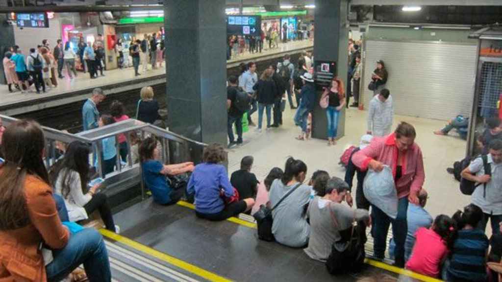 Pasajeros esperan en una estación del Metro de Barcelona afectada por la huelga / EP