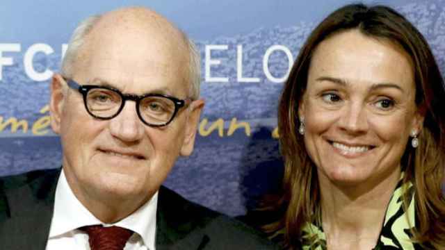 Carles Vilarrubí, consejero de Fira de Barcelona, accionista de RAC1, vicepresidente en España de Banca Rothschild, en una imagen de archivo junto a su mujer, Sol Daurella / EFE