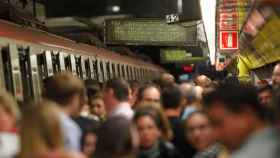 La céntrica estación de Urquinaona del Metro de Barcelona, llena de gente en uno de los horarios de afectación de la huelga del lunes.