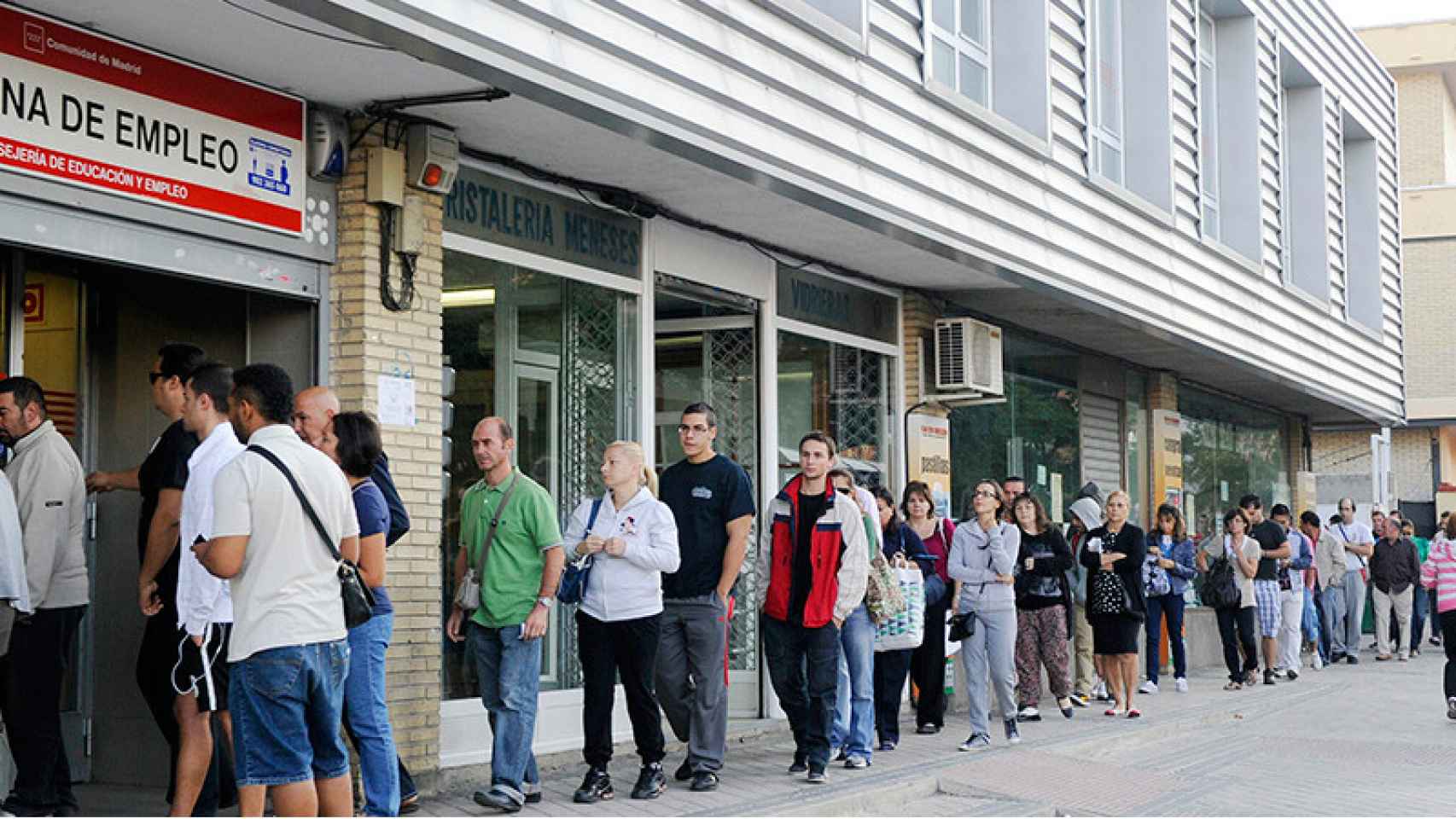 Cola ante una Oficina de Empleo de Madrid.