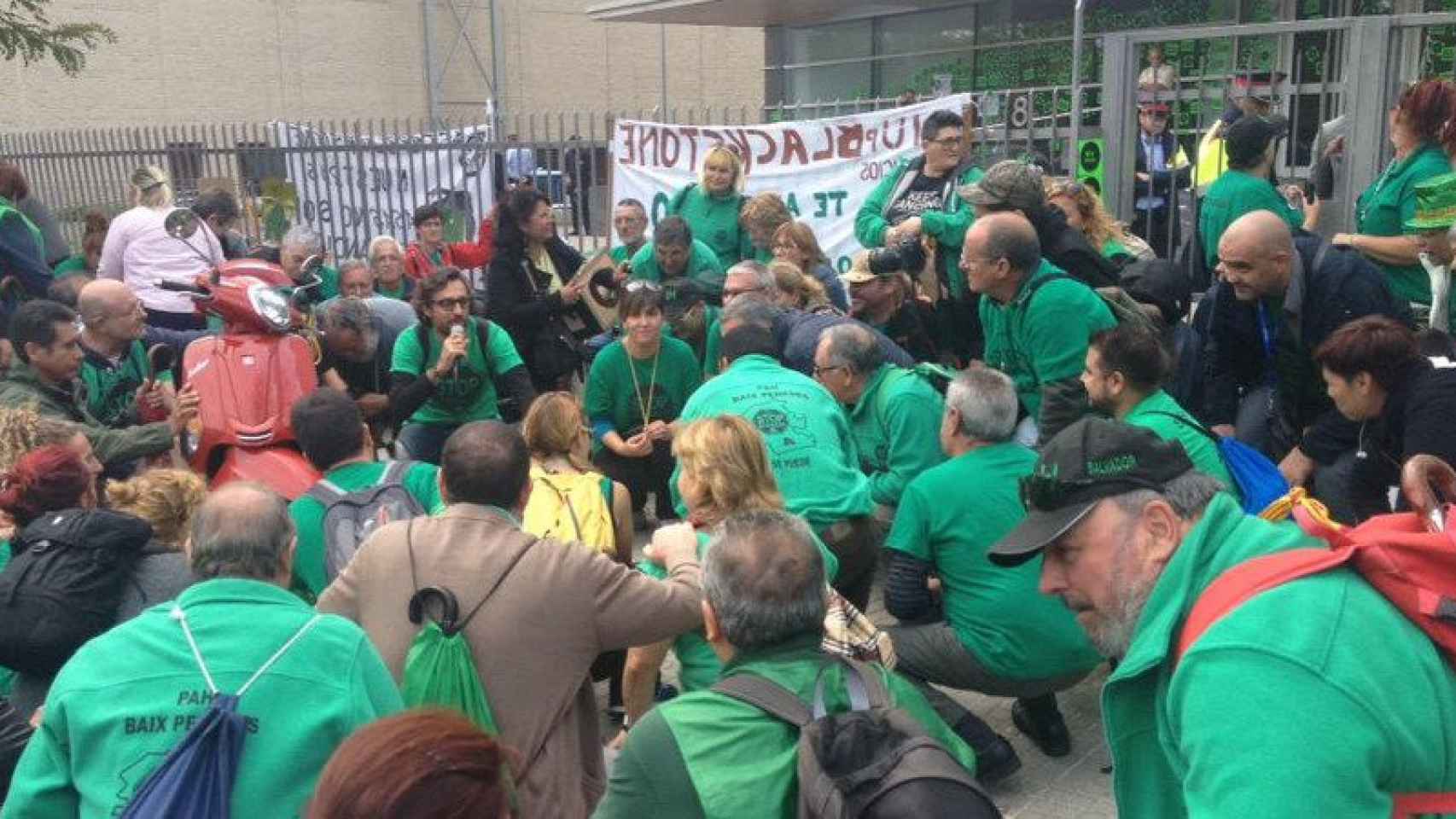 Protesta de los activistas de la PAH ante la oficina de Blackstone en El Prat (Barcelona).